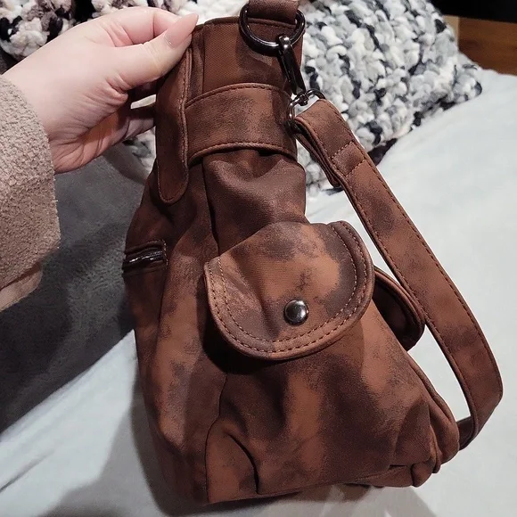 KL928 Crossbody Bag - Picture 13 of 16